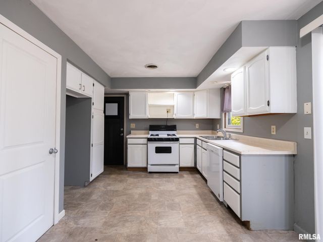 205 PARKWAY Lane, Pekin, IL 61554