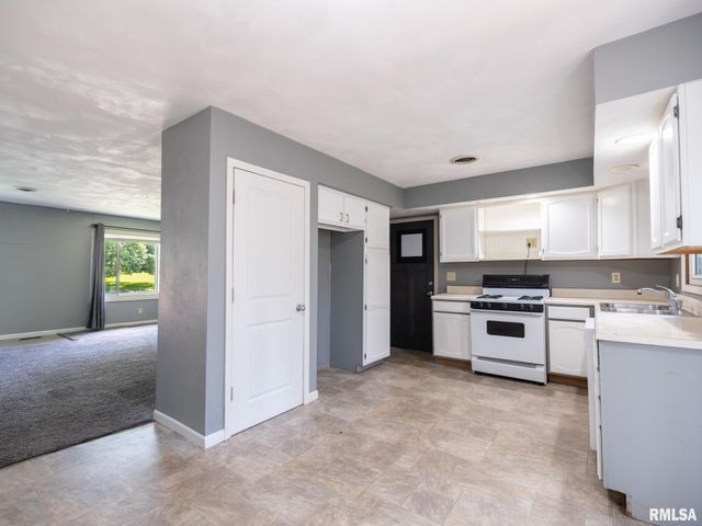 205 PARKWAY Lane, Pekin, IL 61554
