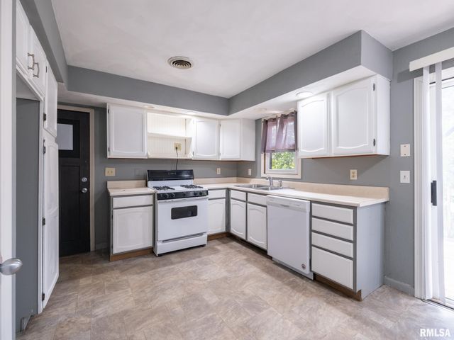 205 PARKWAY Lane, Pekin, IL 61554