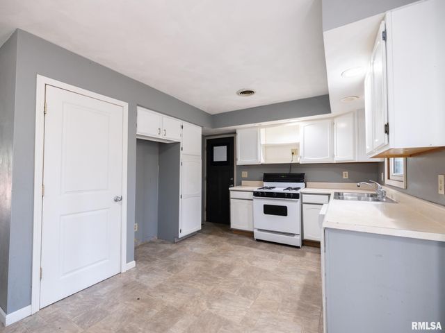 205 PARKWAY Lane, Pekin, IL 61554