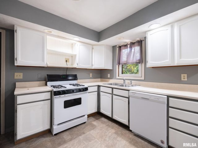 205 PARKWAY Lane, Pekin, IL 61554