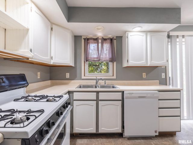 205 PARKWAY Lane, Pekin, IL 61554