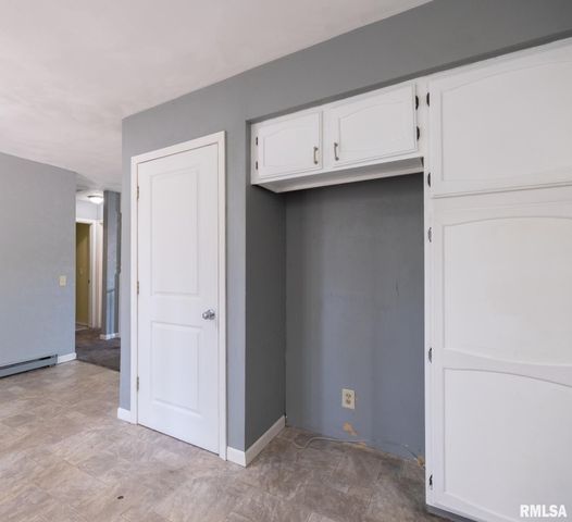 205 PARKWAY Lane, Pekin, IL 61554