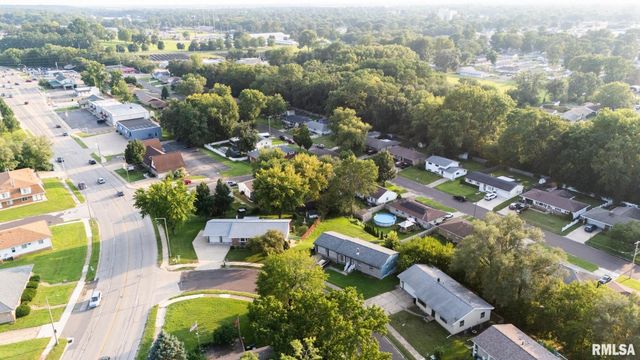 205 PARKWAY Lane, Pekin, IL 61554