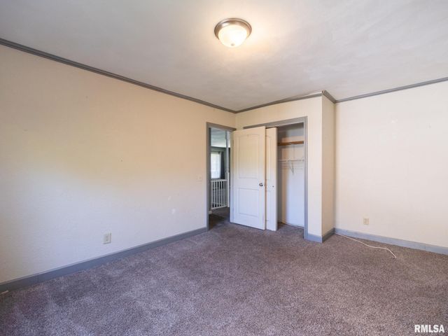 205 PARKWAY Lane, Pekin, IL 61554