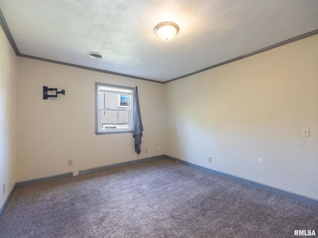 205 PARKWAY Lane, Pekin, IL 61554
