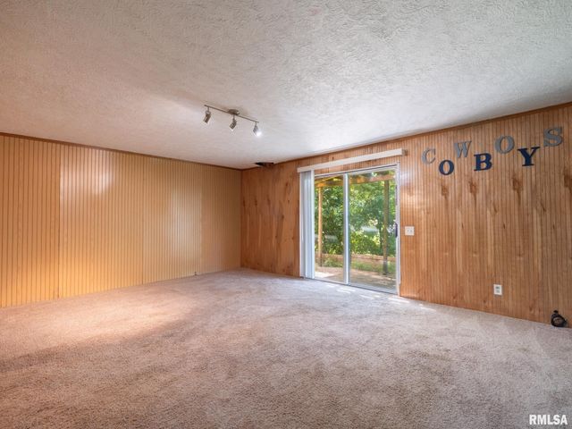 205 PARKWAY Lane, Pekin, IL 61554