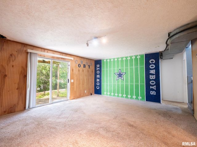 205 PARKWAY Lane, Pekin, IL 61554
