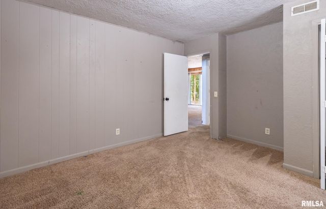 205 PARKWAY Lane, Pekin, IL 61554