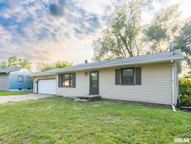 205 PARKWAY Lane, Pekin, IL 61554