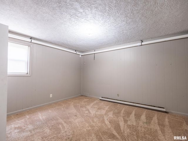 205 PARKWAY Lane, Pekin, IL 61554