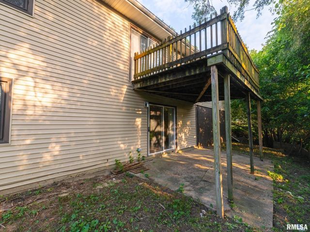 205 PARKWAY Lane, Pekin, IL 61554