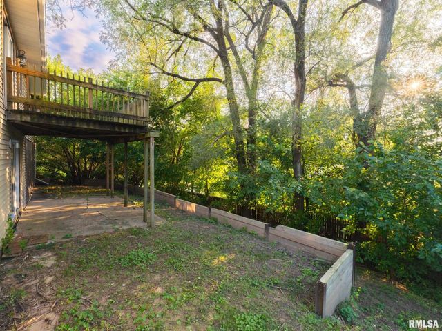 205 PARKWAY Lane, Pekin, IL 61554