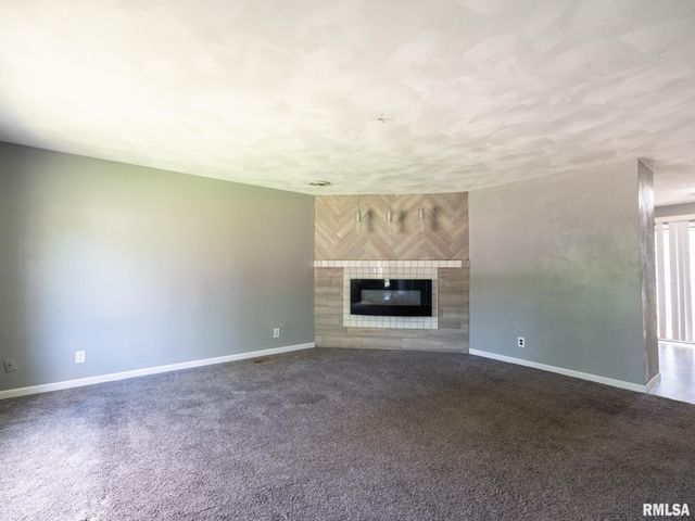 205 PARKWAY Lane, Pekin, IL 61554
