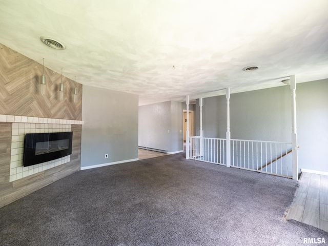 205 PARKWAY Lane, Pekin, IL 61554