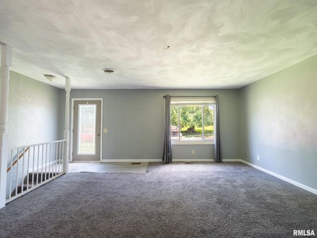 205 PARKWAY Lane, Pekin, IL 61554