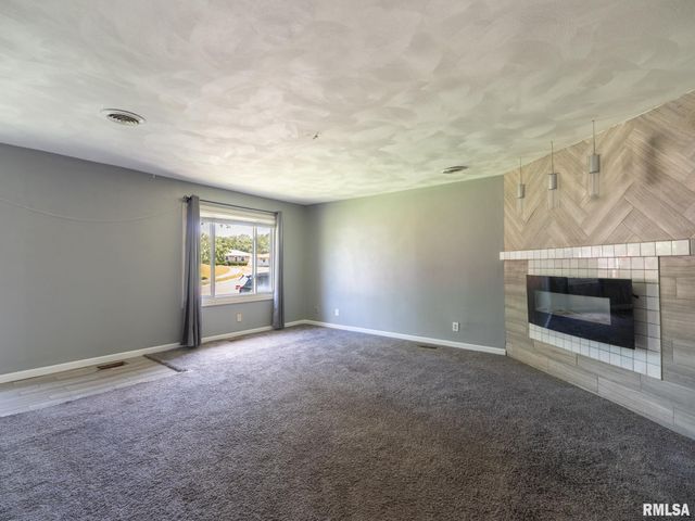 205 PARKWAY Lane, Pekin, IL 61554