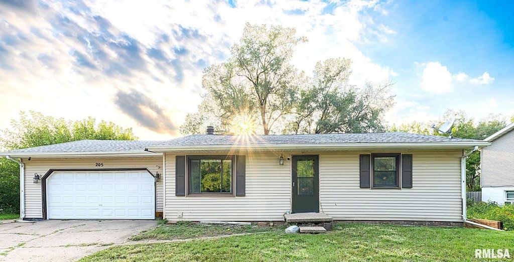 205 PARKWAY Lane, Pekin, IL 61554
