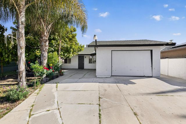 13591 E 5th Street, Parlier, CA 93648