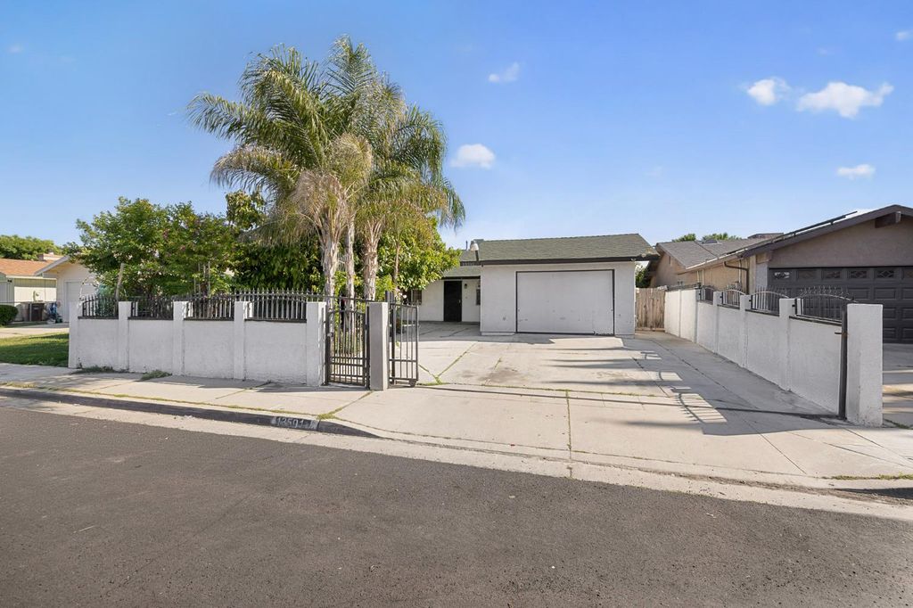 13591 E 5th Street, Parlier, CA 93648