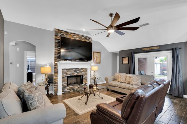 1136 Essex Drive, Cedar Hill, TX 75104