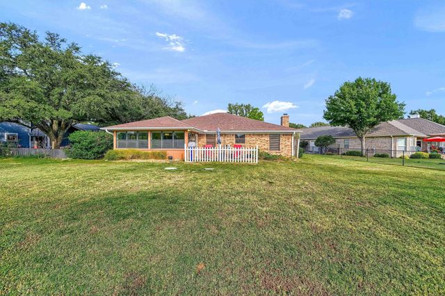 313 Cocopa Drive, Lake Kiowa, TX 76240