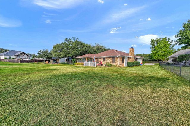 313 Cocopa Drive, Lake Kiowa, TX 76240