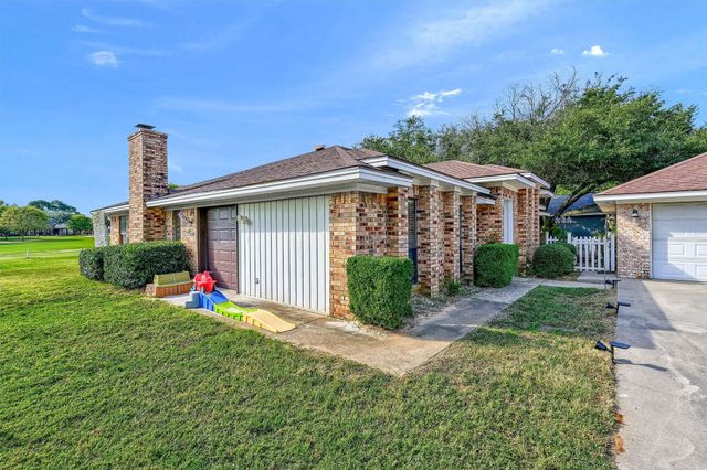 313 Cocopa Drive, Lake Kiowa, TX 76240