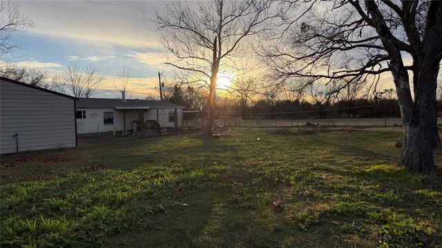 2449 E Fm 120, Denison, TX 75021