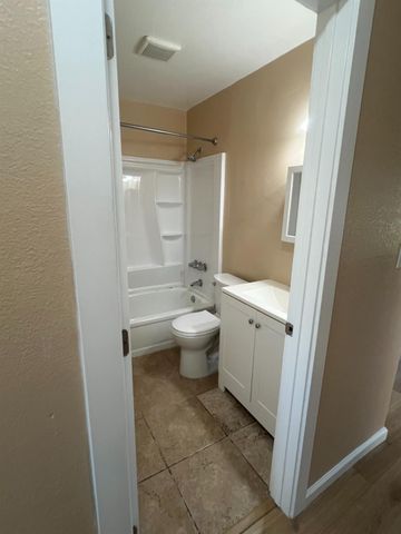 1048 Aspen Dr, Manteca, CA 95336
