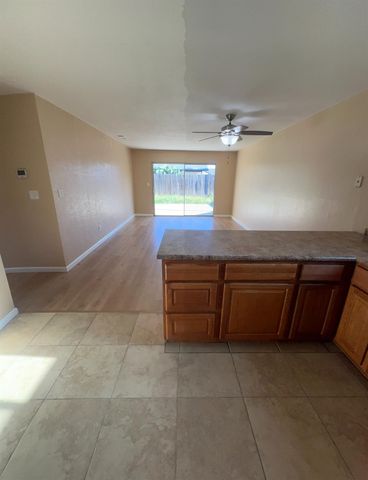 1048 Aspen Dr, Manteca, CA 95336