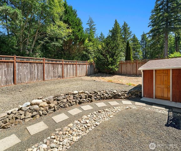 940 E Lakeshore Drive, Allyn, WA 98524