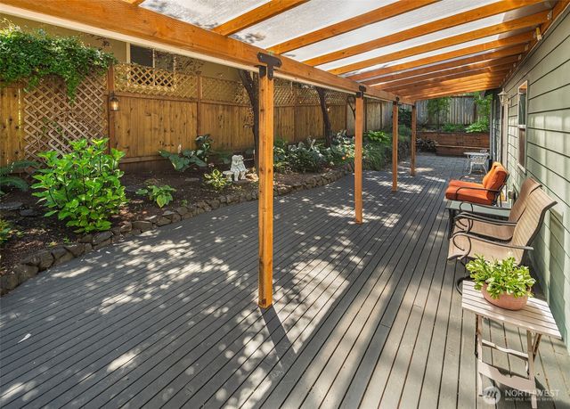 940 E Lakeshore Drive, Allyn, WA 98524