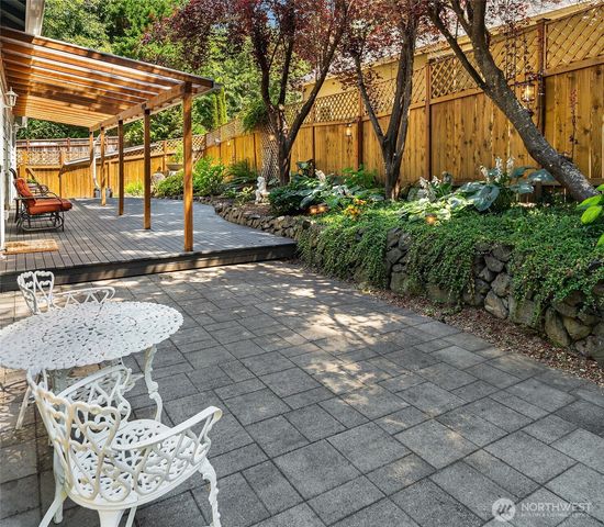 940 E Lakeshore Drive, Allyn, WA 98524