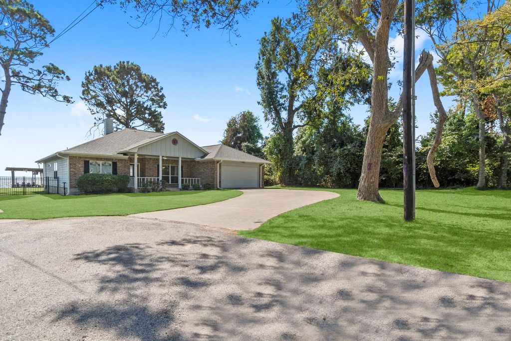 145 Bluewater Drive, Point Blank, TX 77364