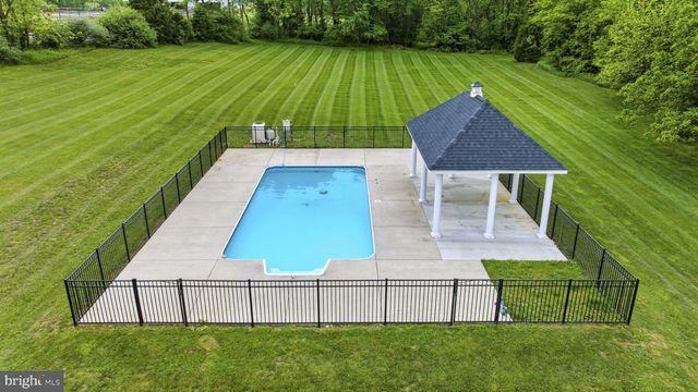 12860 LEETOWN RD, Kearneysville, WV 25430