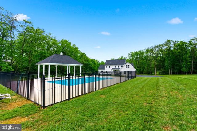 12860 LEETOWN RD, Kearneysville, WV 25430