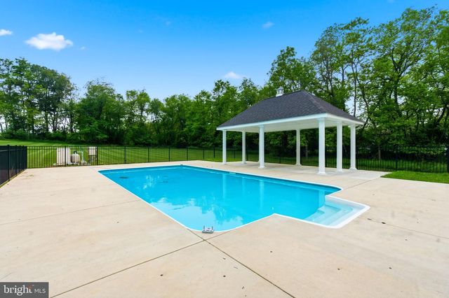 12860 LEETOWN RD, Kearneysville, WV 25430