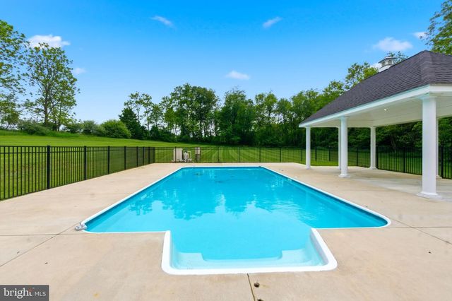 12860 LEETOWN RD, Kearneysville, WV 25430