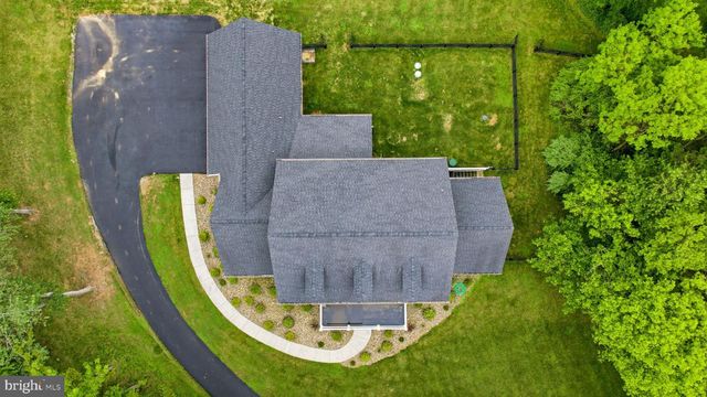 12860 LEETOWN RD, Kearneysville, WV 25430
