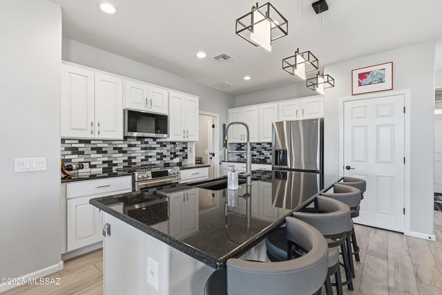 1297 E Basalt Drive, Green Valley, AZ 85614