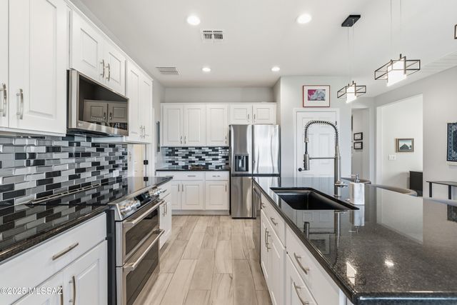 1297 E Basalt Drive, Green Valley, AZ 85614