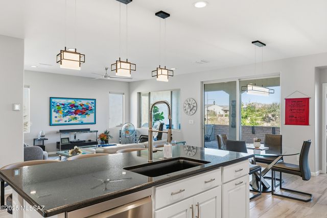 1297 E Basalt Drive, Green Valley, AZ 85614