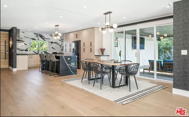 22616 Oxnard St, Woodland Hills (los Angeles), CA 91367