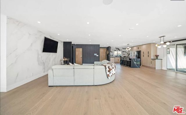 22616 Oxnard St, Woodland Hills (los Angeles), CA 91367