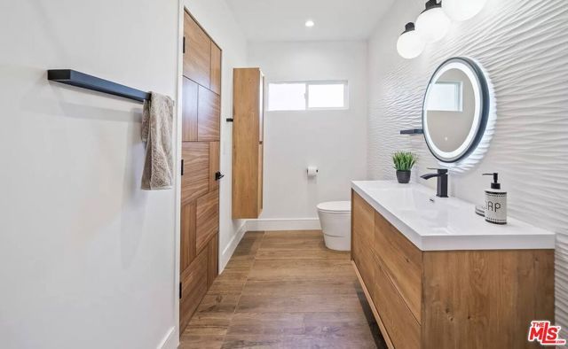 22616 Oxnard St, Woodland Hills (los Angeles), CA 91367