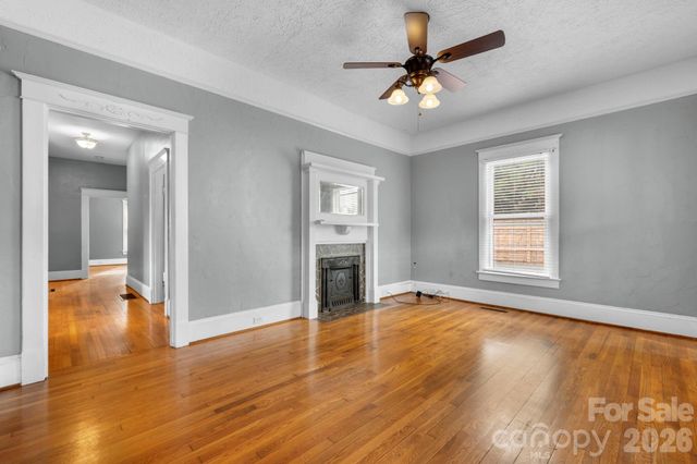 925 12th Avenue NW, Hickory, NC 28601