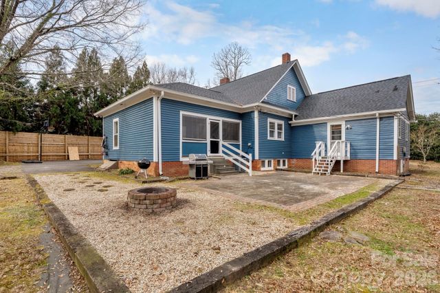 925 12th Avenue NW, Hickory, NC 28601