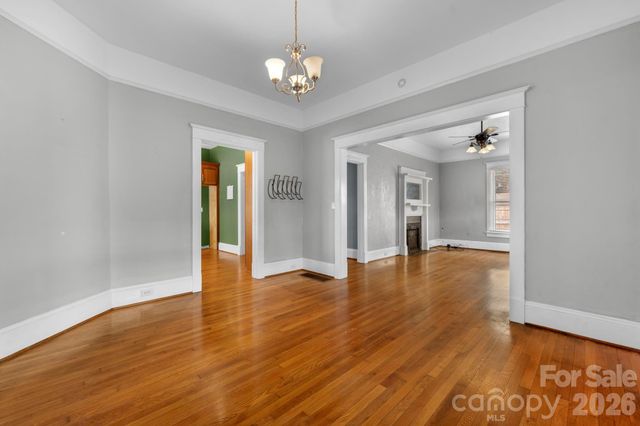 925 12th Avenue NW, Hickory, NC 28601