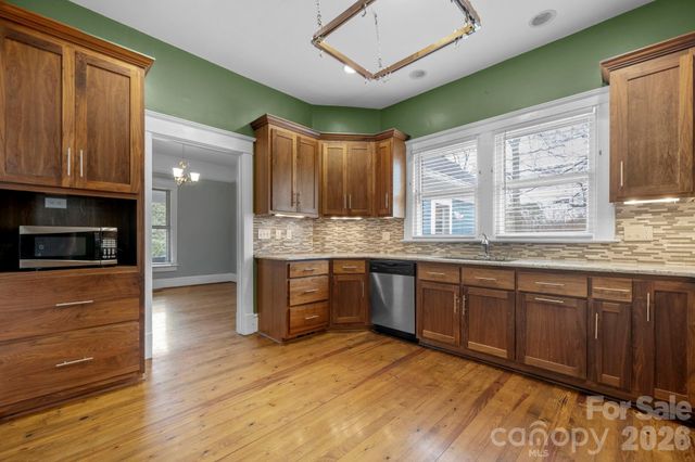 925 12th Avenue NW, Hickory, NC 28601